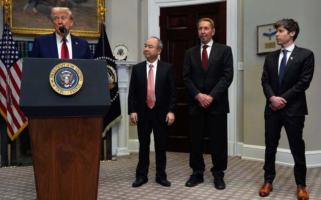 Le PDG de SoftBank, Masayoshi Son, le fondateur d'Oracle Larry Ellison, et Sam Altman, PDG d'OpenAI, ont assisté à l'annonce de Donald Trump sur l'investissement dans l'IA à Washington.
