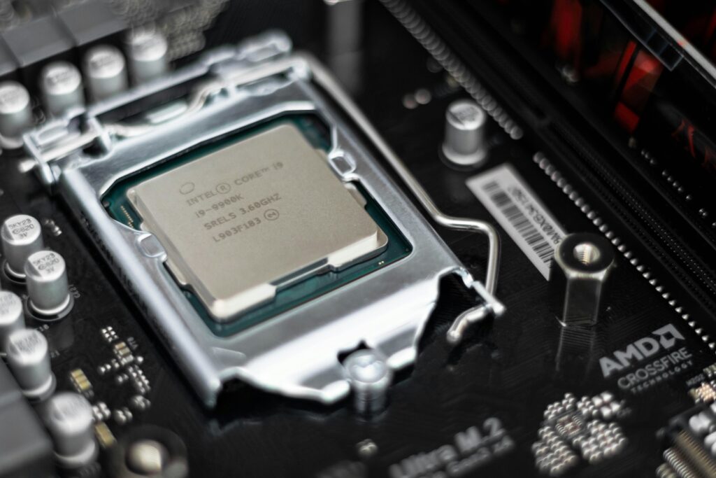 processeur intel core i9 9900k au sein d'une carte mère noire amd