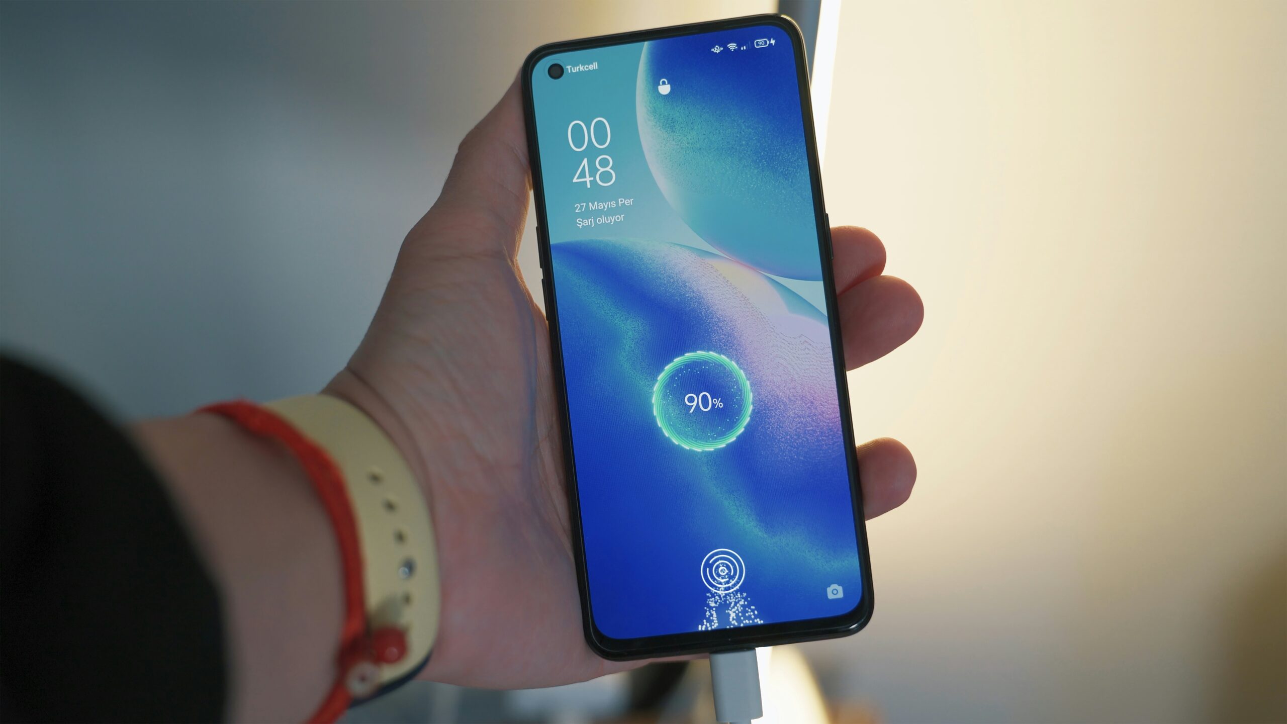 smartphone en cours de chargement sur secteur